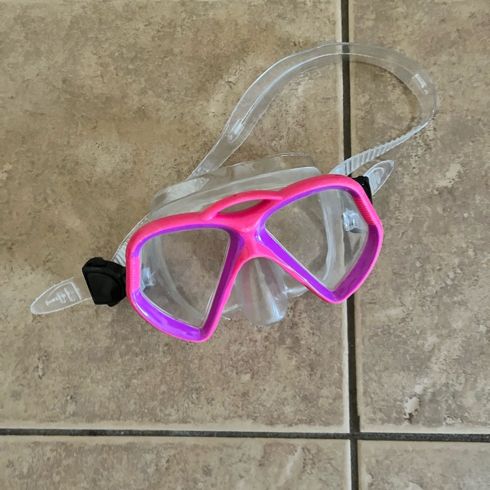 SWIM GOGGLES